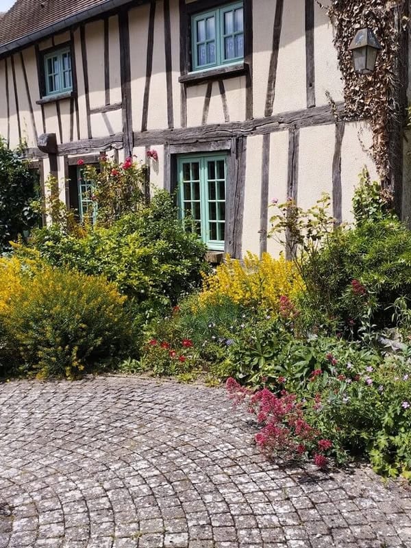 Aménagement paysager devant maison à colombages