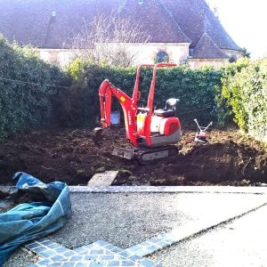 Travaux de terrassement dans jardin clos