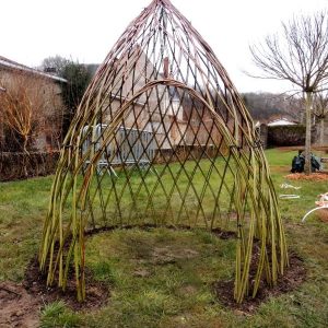Création de cabane de cour d'école en saule tressé