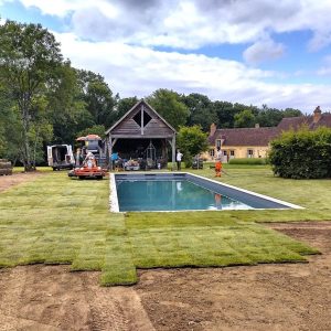 Engazonnement par dalles autour d'une piscine