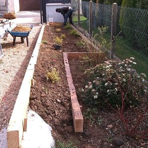 Création de plates-bandes avec bordures bois