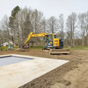 Travaux de terrassement autour d'une piscine